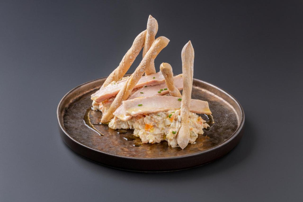 Eurostars Portico 阿利坎特 外观 照片 A plate of chicken and potato salad